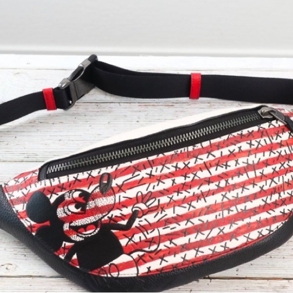 Authentic COACH Pebbled leather Mickey mousse Keith Disney 2 zips belt bag - Picture 2 of 16